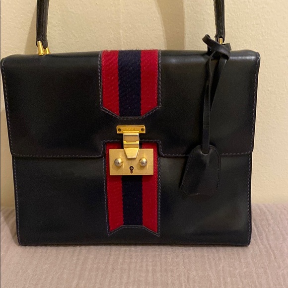 GUCCI VINTAGE Elegant Black and Red Handbag - Picture 3 of 12